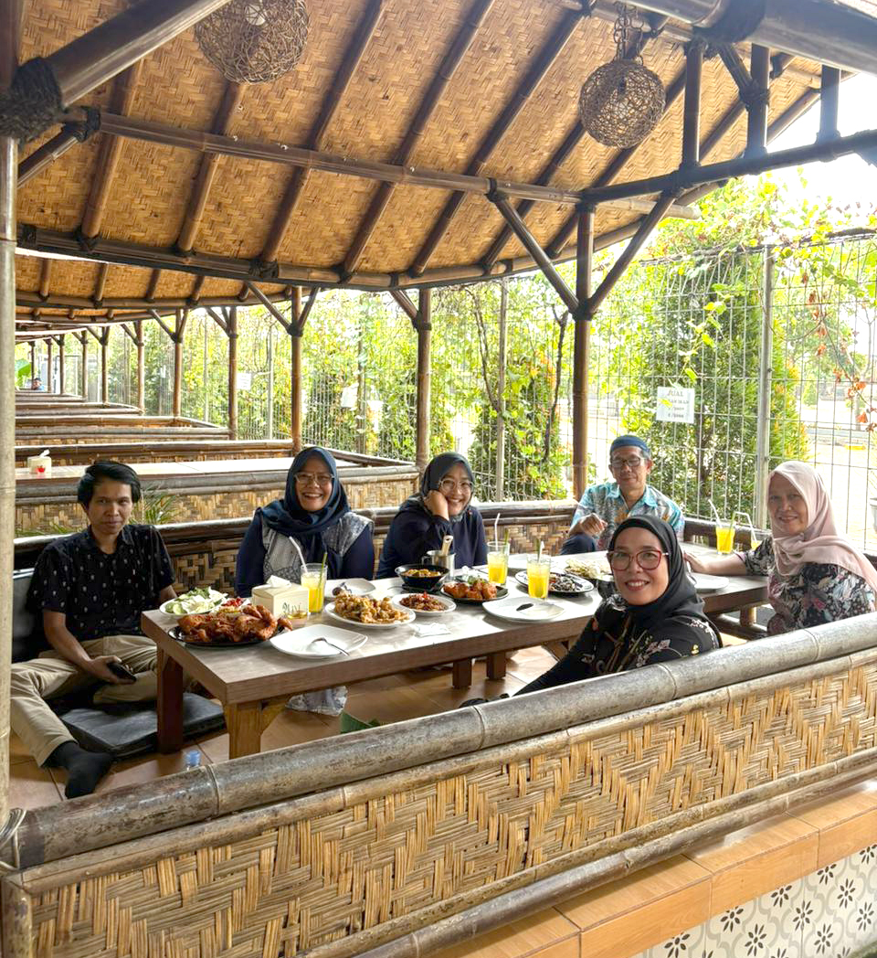 Rapat Bidang II Finalisasi Program E member ditutup dengan Makan Siang Bersama di RM Kampung Kecil Cibinong